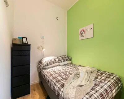 Kuchyně; kuchyňské spotřebiče, dřevěná podlaha, přirozené světlo, moderní styl