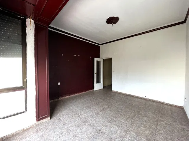 Kuchyňa; kuchynské spotrebiče, drevená podlaha, prirodzené svetlo, moderný štýl