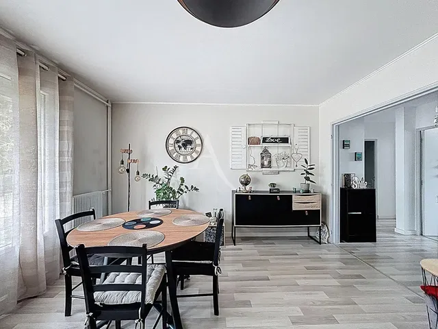 Cozinha; eletrodomésticos, chão de madeira, luz natural, estilo moderno