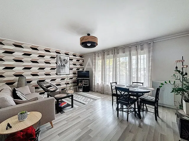 Cozinha; eletrodomésticos, chão de madeira, luz natural, estilo moderno