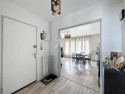 Кухиња; кухињски апарати, дрвени под, природно светло, модерни стил