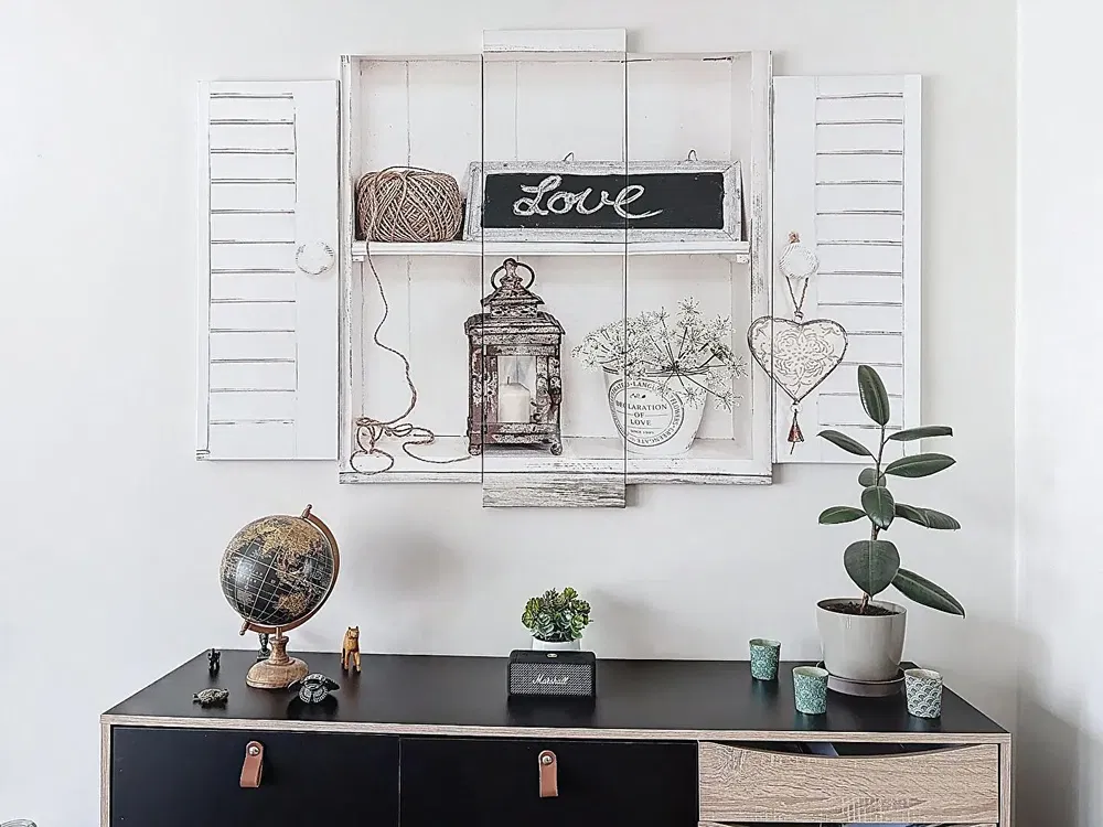 Кухиња; кухињски апарати, дрвени под, природно светло, модерни стил