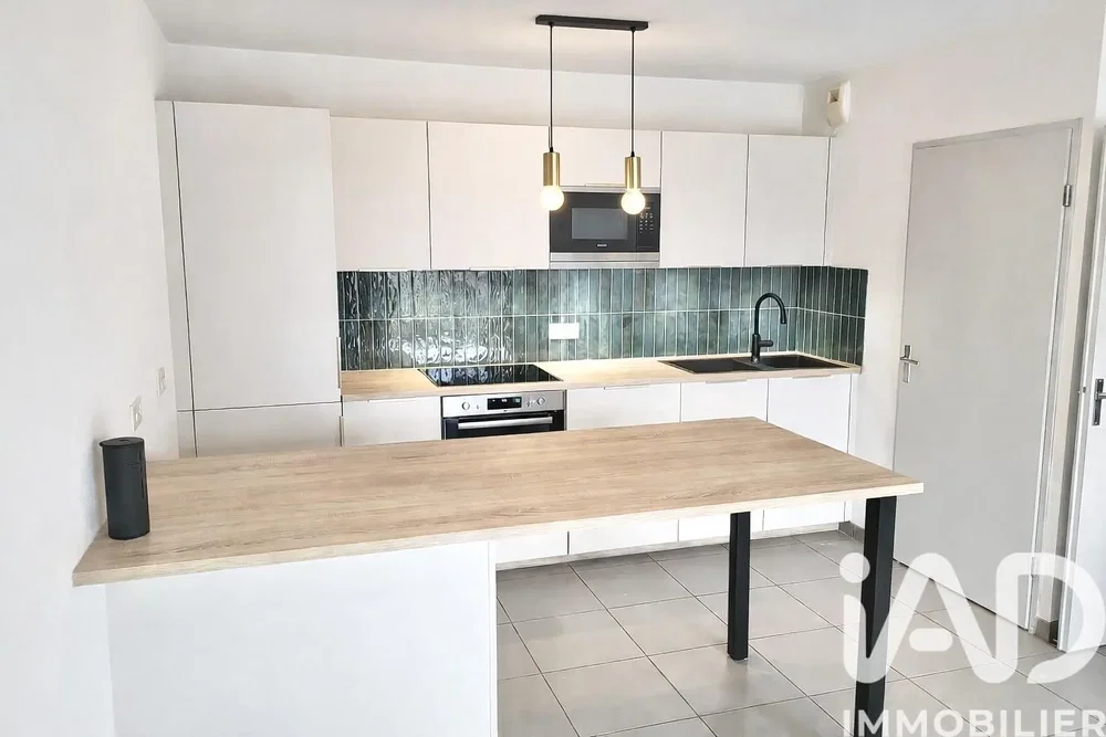 Кухиња; кухињски апарати, дрвени под, природно светло, модерни стил