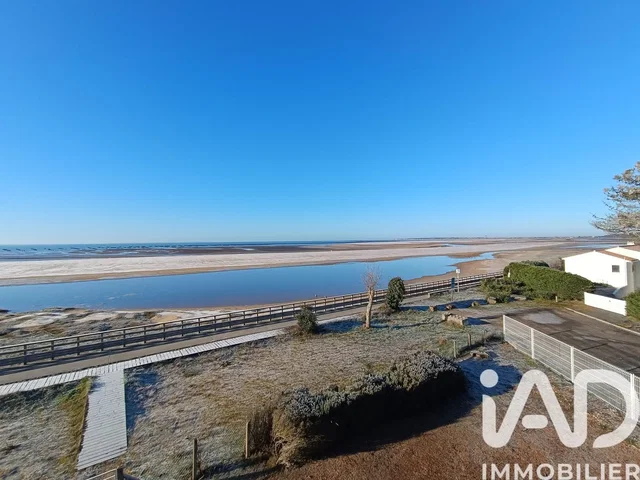 Кухиња; кухињски апарати, дрвени под, природно светло, модерни стил