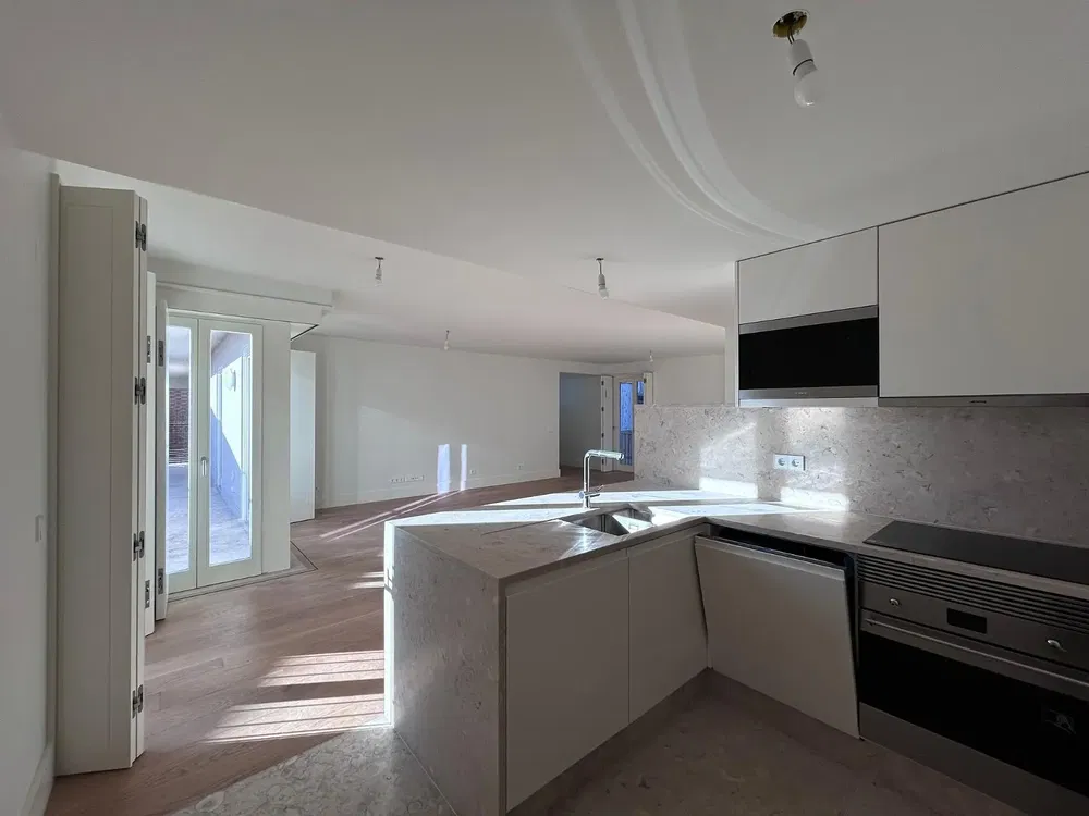 Küche; küchengeräte, holzboden, tageslicht, moderner stil