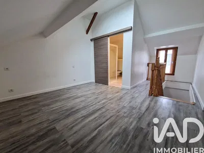 Keuken; keukenapparatuur, houten vloer, natuurlijk licht, moderne stijl