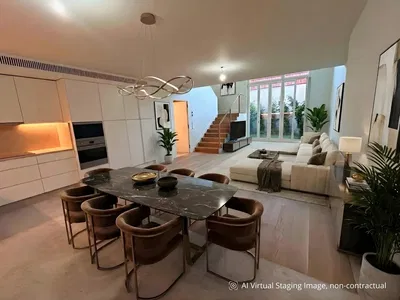 Kuhinja; kućanski aparati, drveni pod, prirodna svjetlost, moderan stil