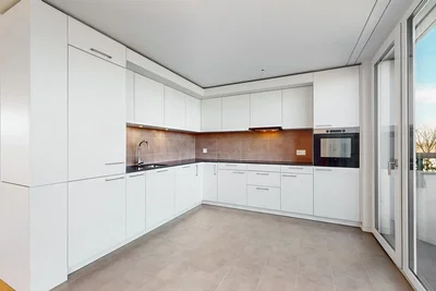 Küche; küchengeräte, holzboden, tageslicht, moderner stil