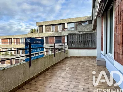 Obývací pokoj; dřevěná podlaha, přirozené světlo, moderní styl