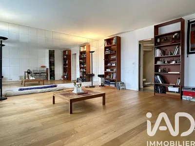 Kuchyně; kuchyňské spotřebiče, dřevěná podlaha, přirozené světlo, moderní styl