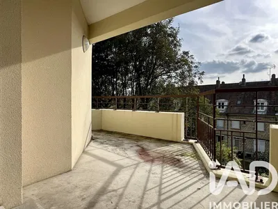 Kuhinja; kuhinjski aparati, drveni pod, prirodno svjetlo, moderni stil