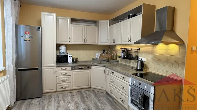 Cuisine; électroménager, parquet, lumière naturelle, style moderne