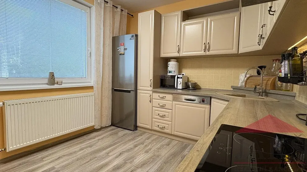 Cuisine; électroménager, parquet, lumière naturelle, style moderne