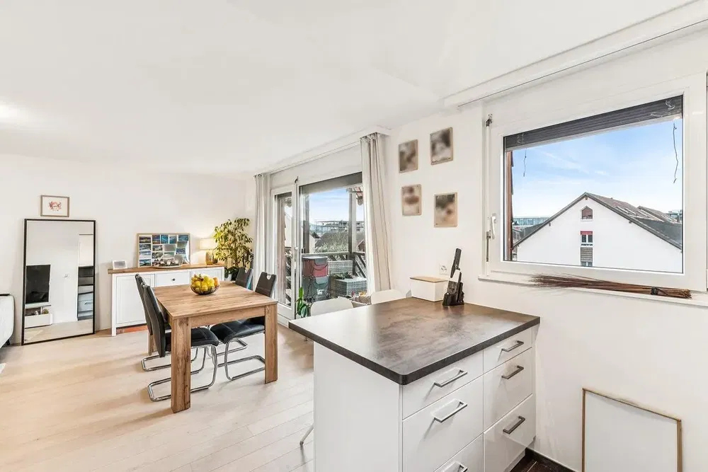 Küche; küchengeräte, holzboden, tageslicht, moderner stil