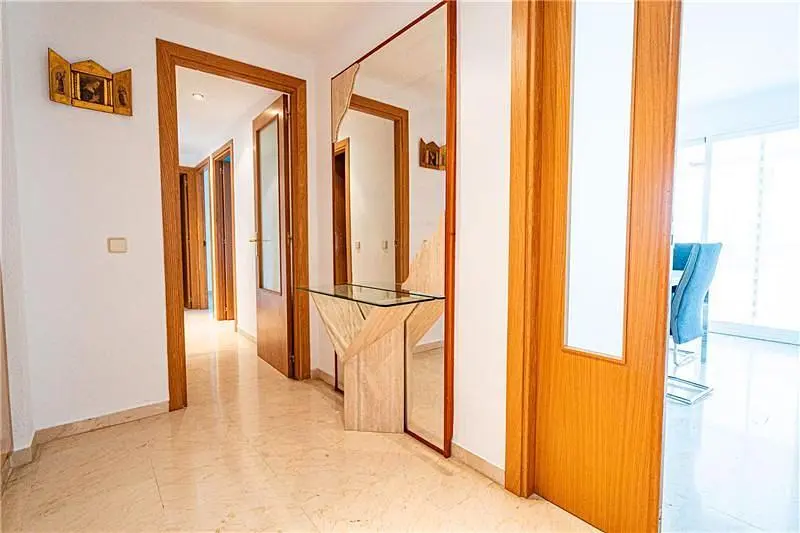 Keuken; keukenapparatuur, houten vloer, natuurlijk licht, moderne stijl