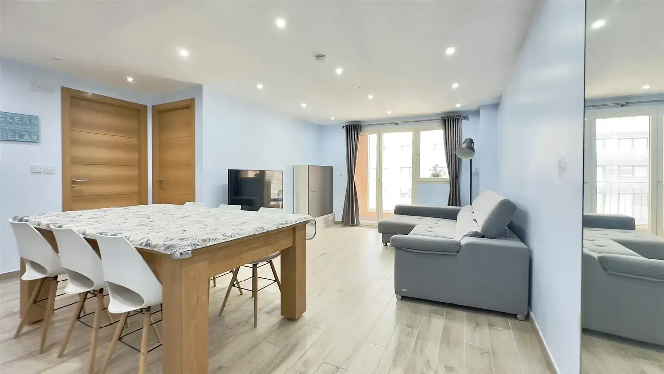 Cuisine; électroménager, parquet, lumière naturelle, style moderne