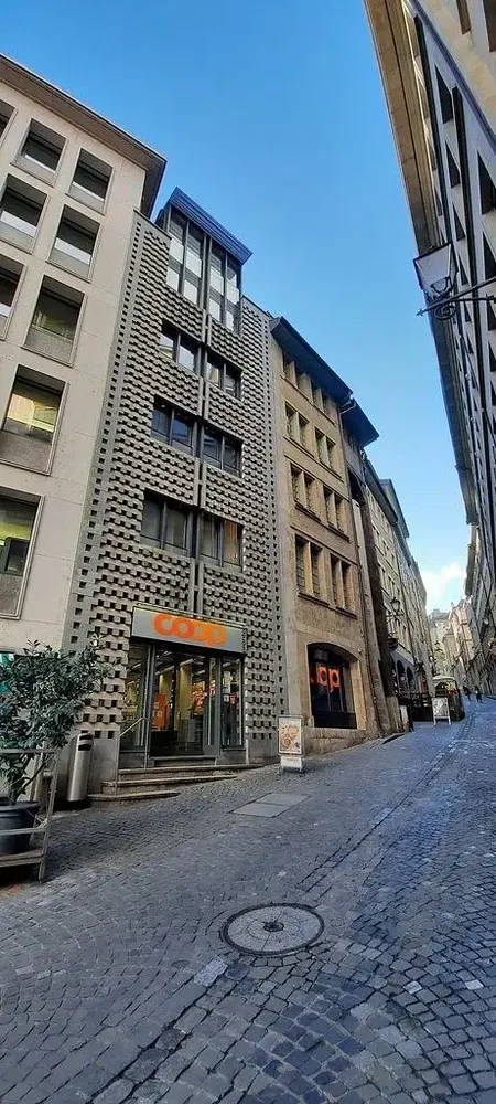 Cucina; elettrodomestici, pavimento in legno, luce naturale, stile moderno