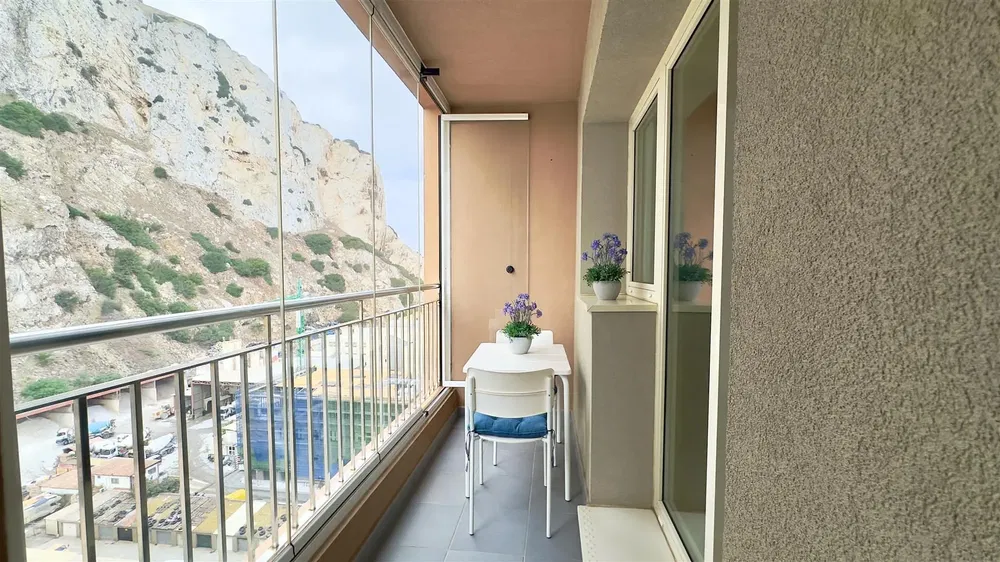 Cuisine; électroménager, parquet, lumière naturelle, style moderne