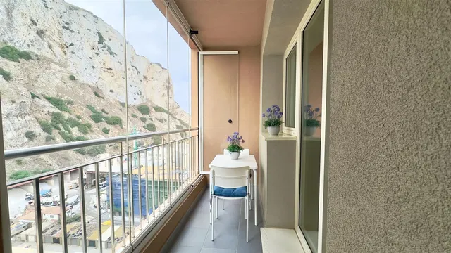 Cuisine; électroménager, parquet, lumière naturelle, style moderne