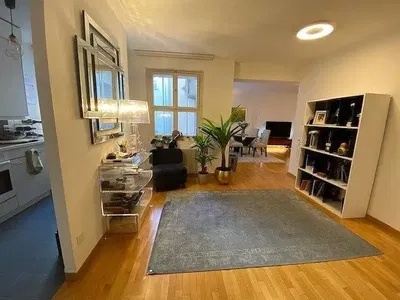 Cucina; elettrodomestici, pavimento in legno, luce naturale, stile moderno