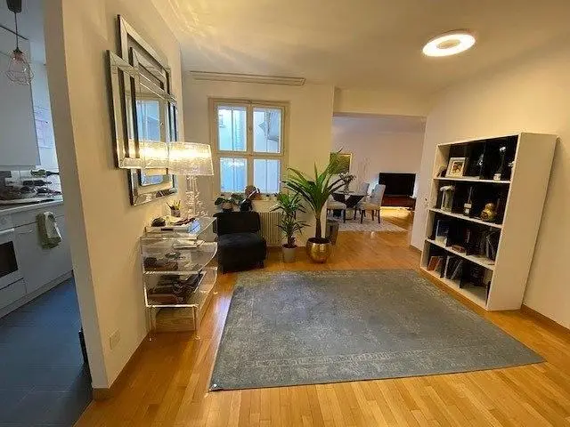 Cucina; elettrodomestici, pavimento in legno, luce naturale, stile moderno