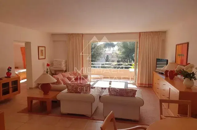 Κουζίνα; συσκευές κουζίνας, ξύλινο πάτωμα, φυσικό φως, μοντέρνο στυλ