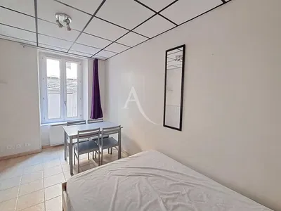 Keuken; keukenapparatuur, houten vloer, natuurlijk licht, moderne stijl