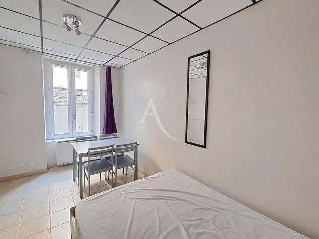 Kuchyňa; kuchynské spotrebiče, drevená podlaha, prirodzené svetlo, moderný štýl