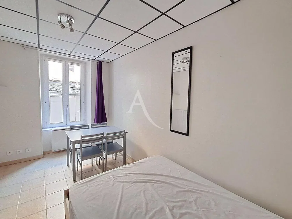 Mutfak; mutfak aletleri, ahşap zemin, doğal ışık, modern stil