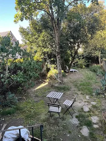 Кухиња; кухињски апарати, дрвени под, природно светло, модерни стил