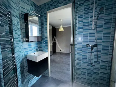 Keuken; keukenapparatuur, houten vloer, natuurlijk licht, moderne stijl