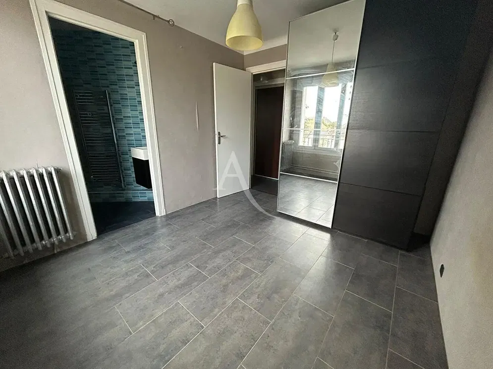 Keuken; keukenapparatuur, houten vloer, natuurlijk licht, moderne stijl