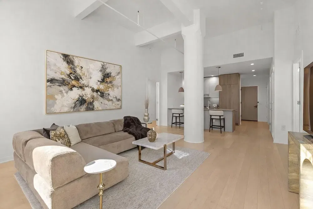 Cuisine; électroménager, parquet, lumière naturelle, style moderne