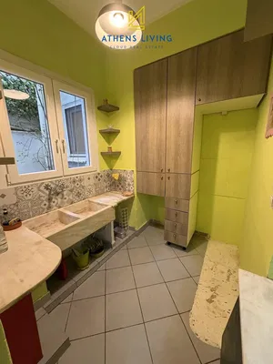 Cozinha; eletrodomésticos, chão de madeira, luz natural, estilo moderno