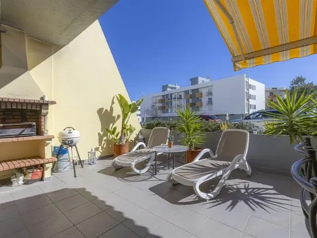 Cuisine; électroménager, parquet, lumière naturelle, style moderne