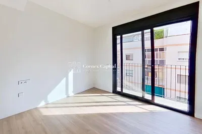 Cucina; elettrodomestici, pavimento in legno, luce naturale, stile moderno