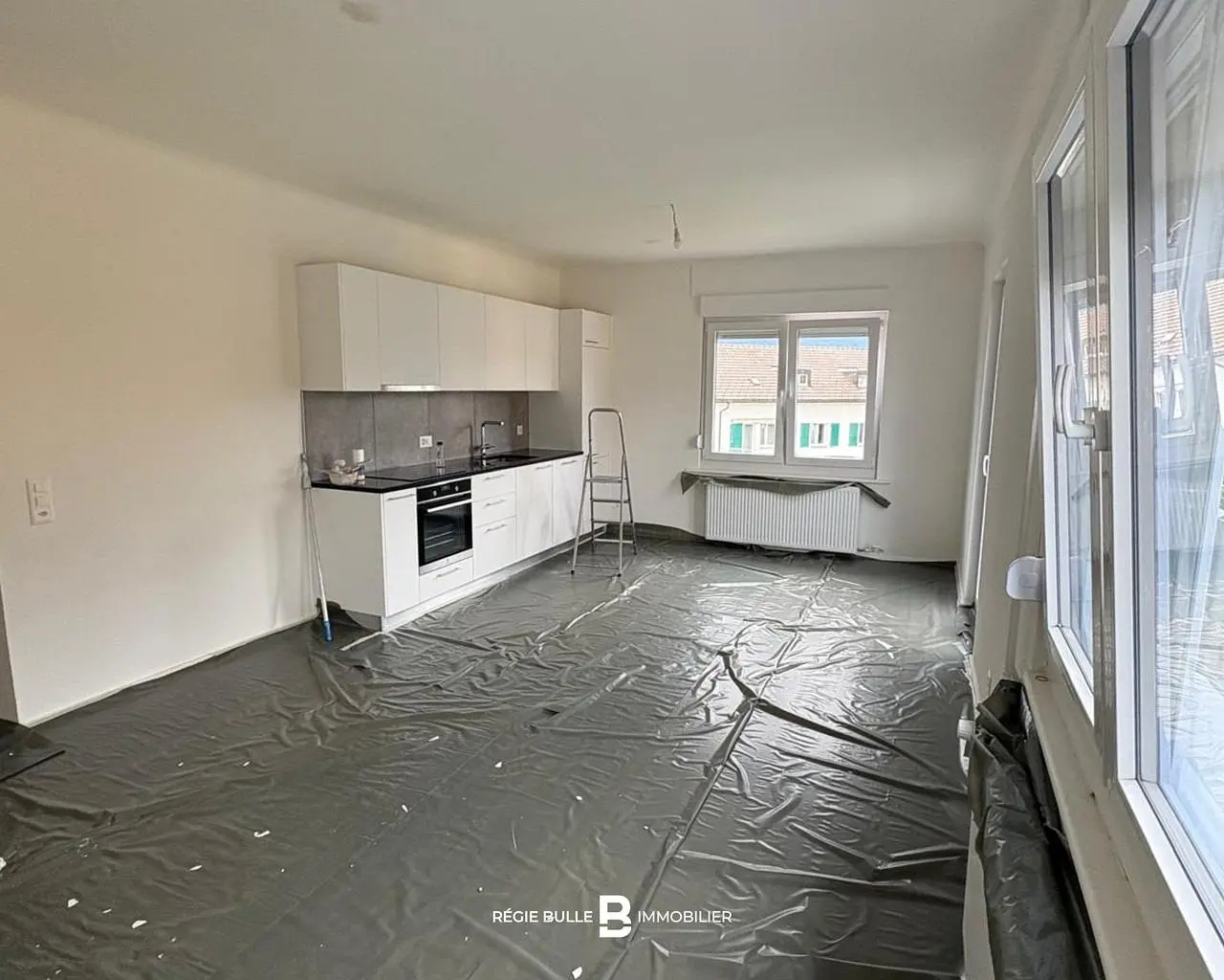 Cucina; elettrodomestici, pavimento in legno, luce naturale, stile moderno