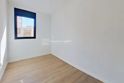 Cucina; elettrodomestici, pavimento in legno, luce naturale, stile moderno