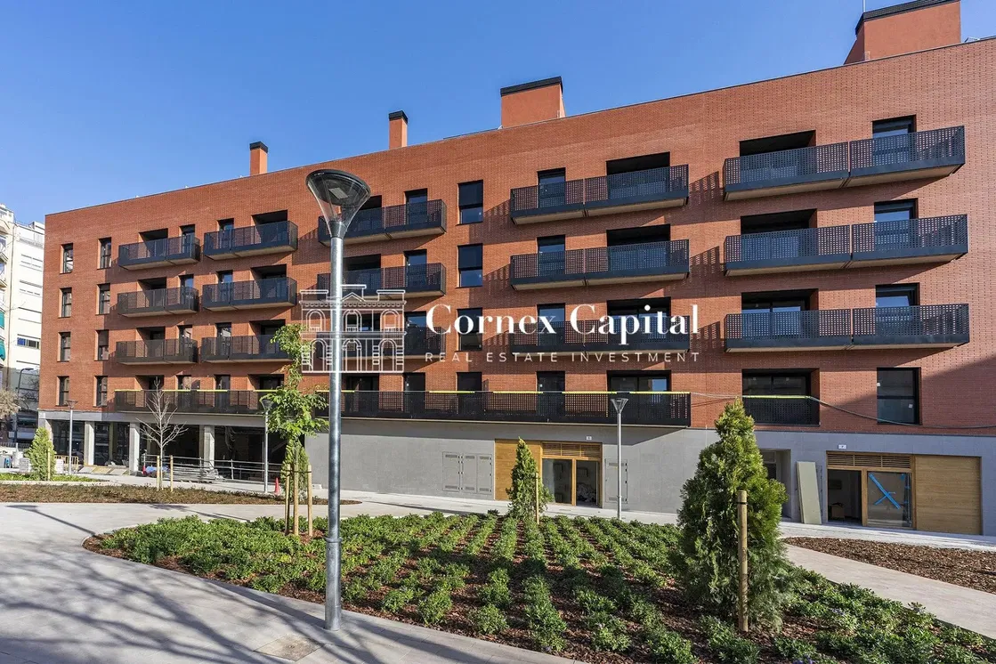 Cucina; elettrodomestici, pavimento in legno, luce naturale, stile moderno