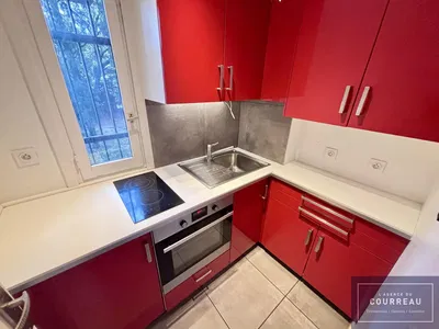 Cocina; electrodomésticos, suelo de madera, luz natural, estilo moderno