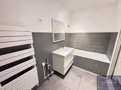 Cocina; electrodomésticos, suelo de madera, luz natural, estilo moderno