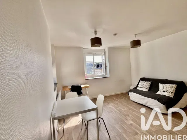 Κουζίνα; συσκευές κουζίνας, ξύλινο πάτωμα, φυσικό φως, μοντέρνο στυλ