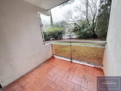 Cocina; electrodomésticos, suelo de madera, luz natural, estilo moderno