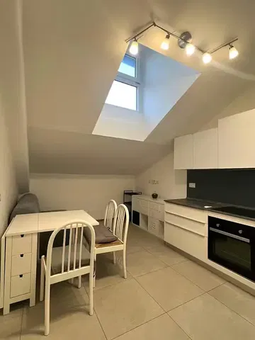 Küche; küchengeräte, holzboden, tageslicht, moderner stil