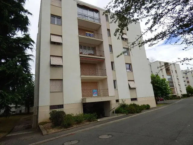 Κουζίνα; συσκευές κουζίνας, ξύλινο πάτωμα, φυσικό φως, μοντέρνο στυλ