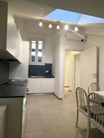 Küche; küchengeräte, holzboden, tageslicht, moderner stil