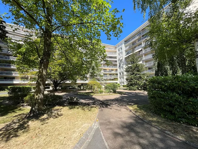 Küche; küchengeräte, holzboden, tageslicht, moderner stil