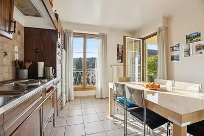 Keuken; keukenapparatuur, houten vloer, natuurlijk licht, moderne stijl