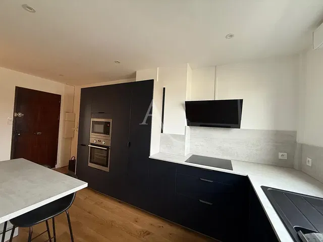 Κουζίνα; συσκευές κουζίνας, ξύλινο πάτωμα, φυσικό φως, μοντέρνο στυλ