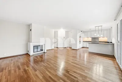 Cucina; elettrodomestici, pavimento in legno, luce naturale, stile moderno